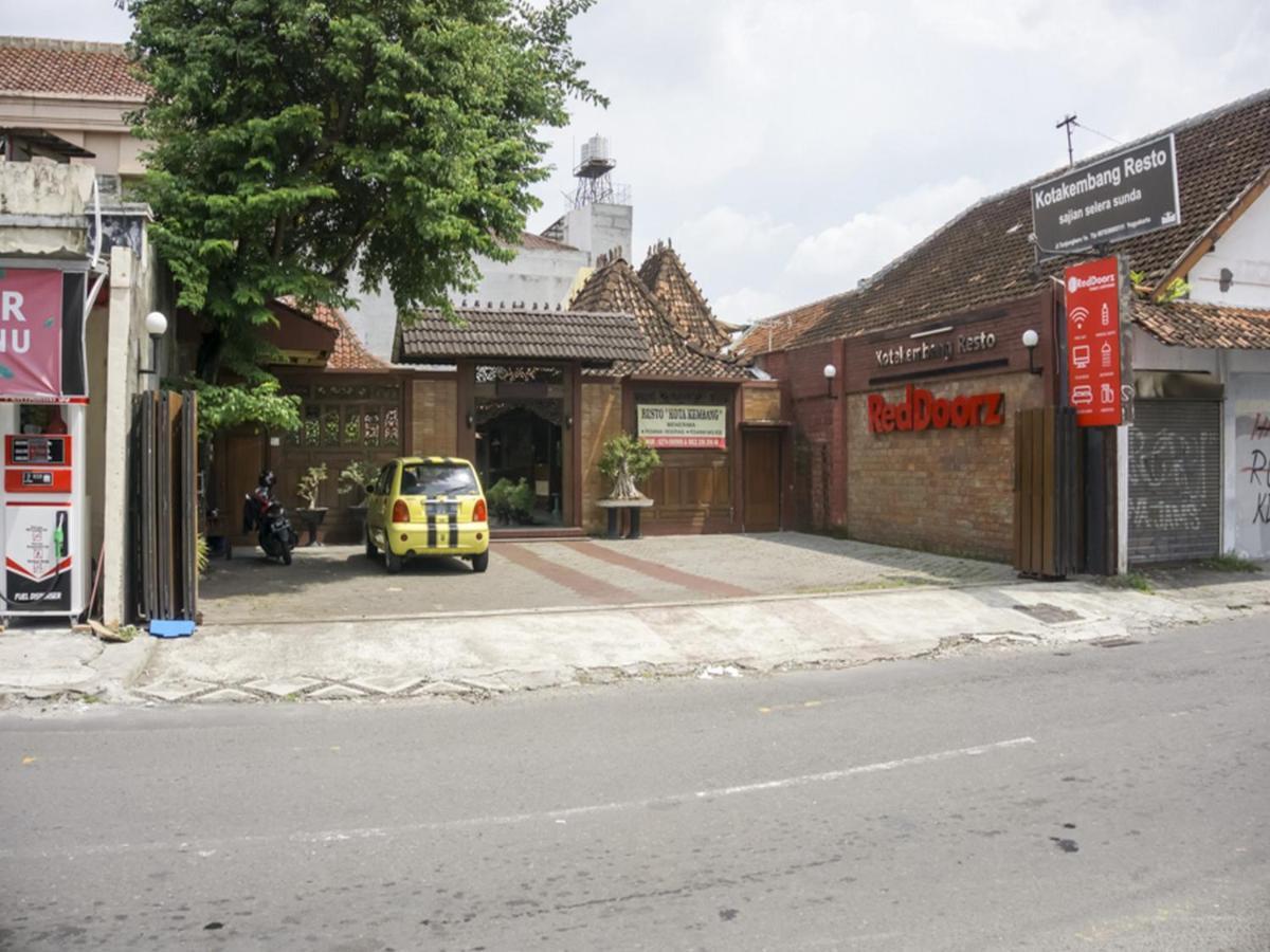 Отель Reddoorz Syariah @ Lempuyangan Джокьякарта Экстерьер фото