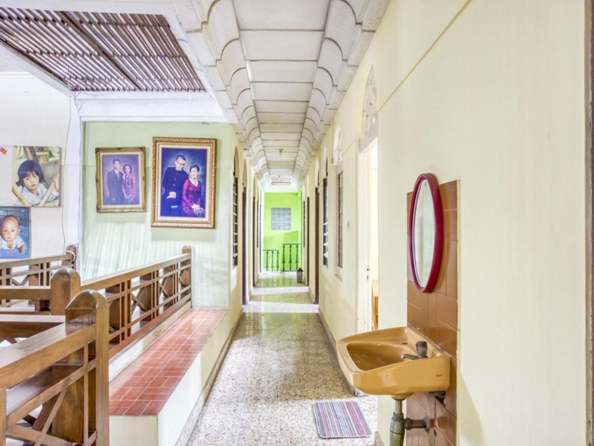 Отель Reddoorz Syariah @ Lempuyangan Джокьякарта Экстерьер фото